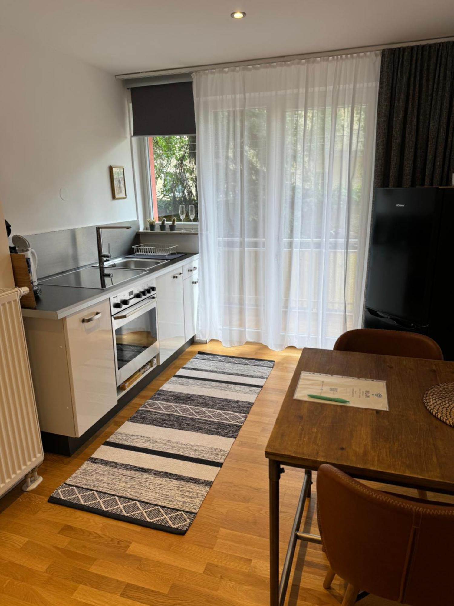 Stadtmitte Wuerzburg, Kueche, Balkon.